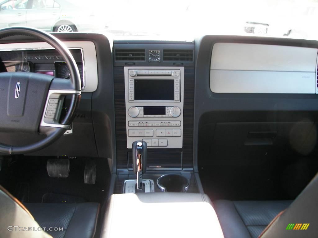 2007 Navigator Ultimate 4x4 - Silver Birch Metallic / Charcoal photo #20