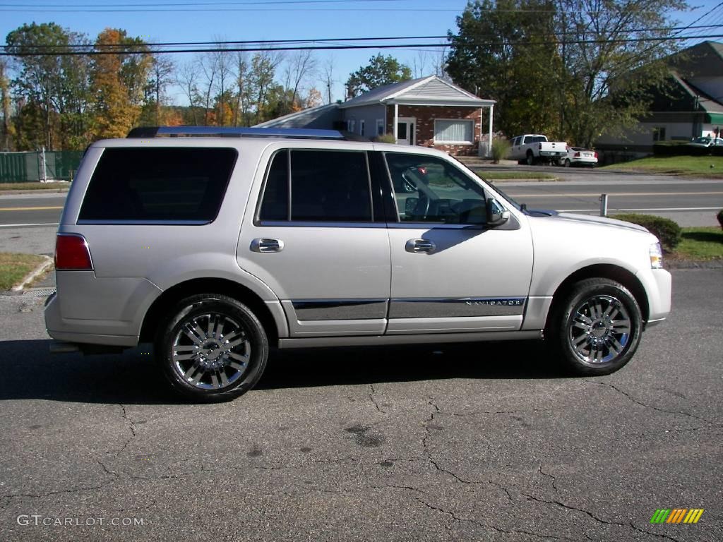 2007 Navigator Ultimate 4x4 - Silver Birch Metallic / Charcoal photo #23