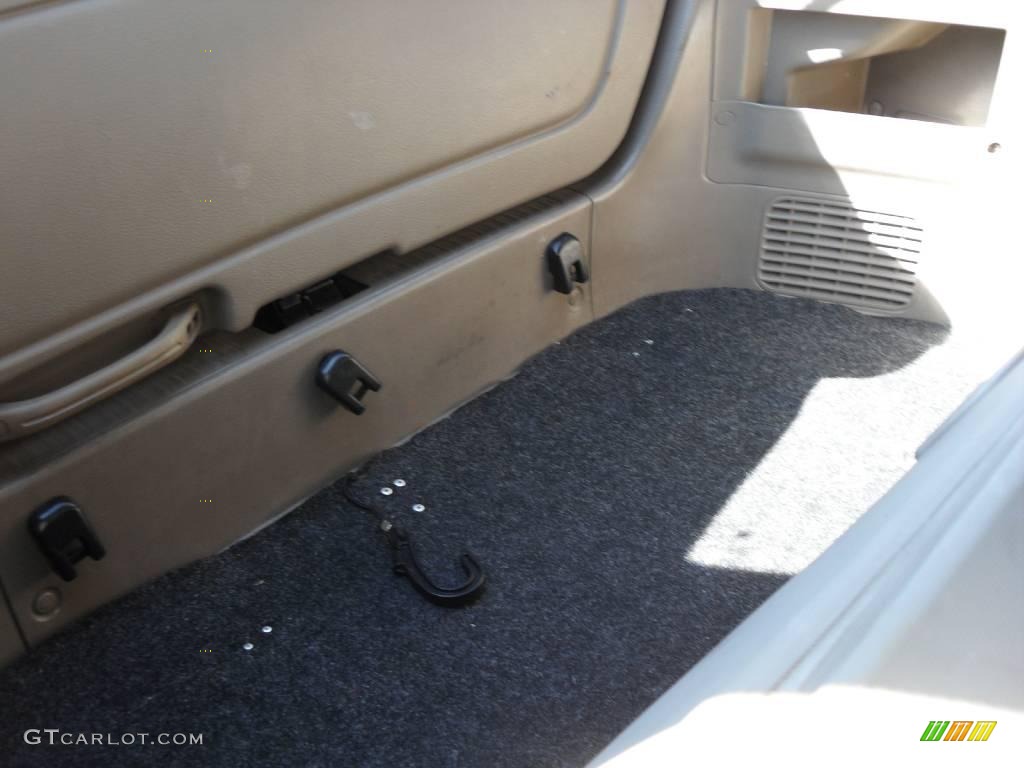 2003 Rio Cinco Hatchback - Polar White / Gray photo #12