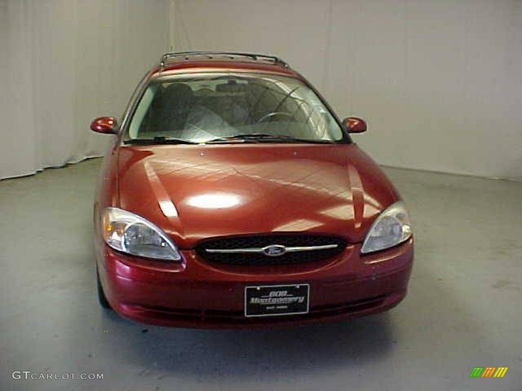 2000 Taurus SE Wagon - Toreador Red Metallic / Medium Graphite photo #2