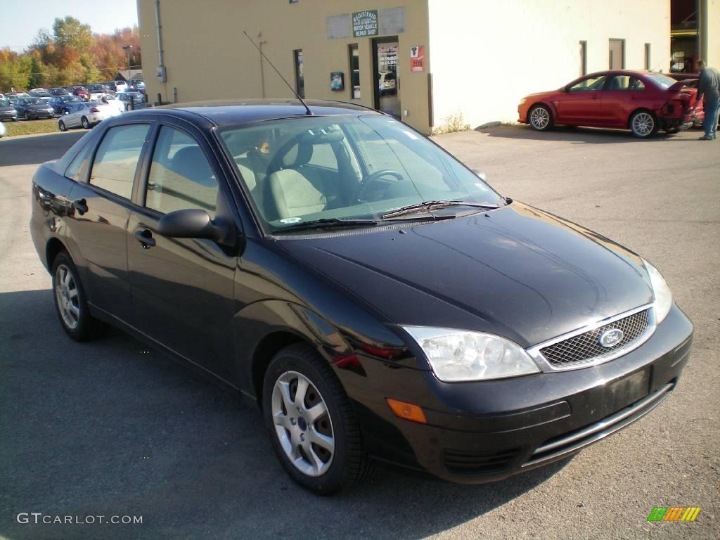 2005 Focus ZX4 SE Sedan - Pitch Black / Dark Flint/Light Flint photo #11