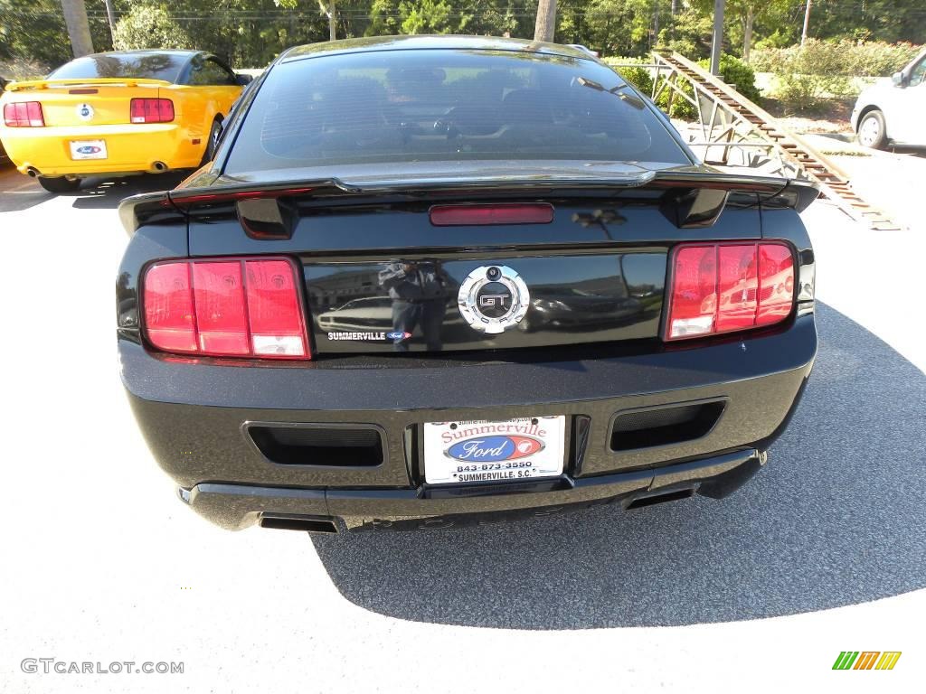 2005 Mustang GT Premium Coupe - Black / Dark Charcoal photo #10