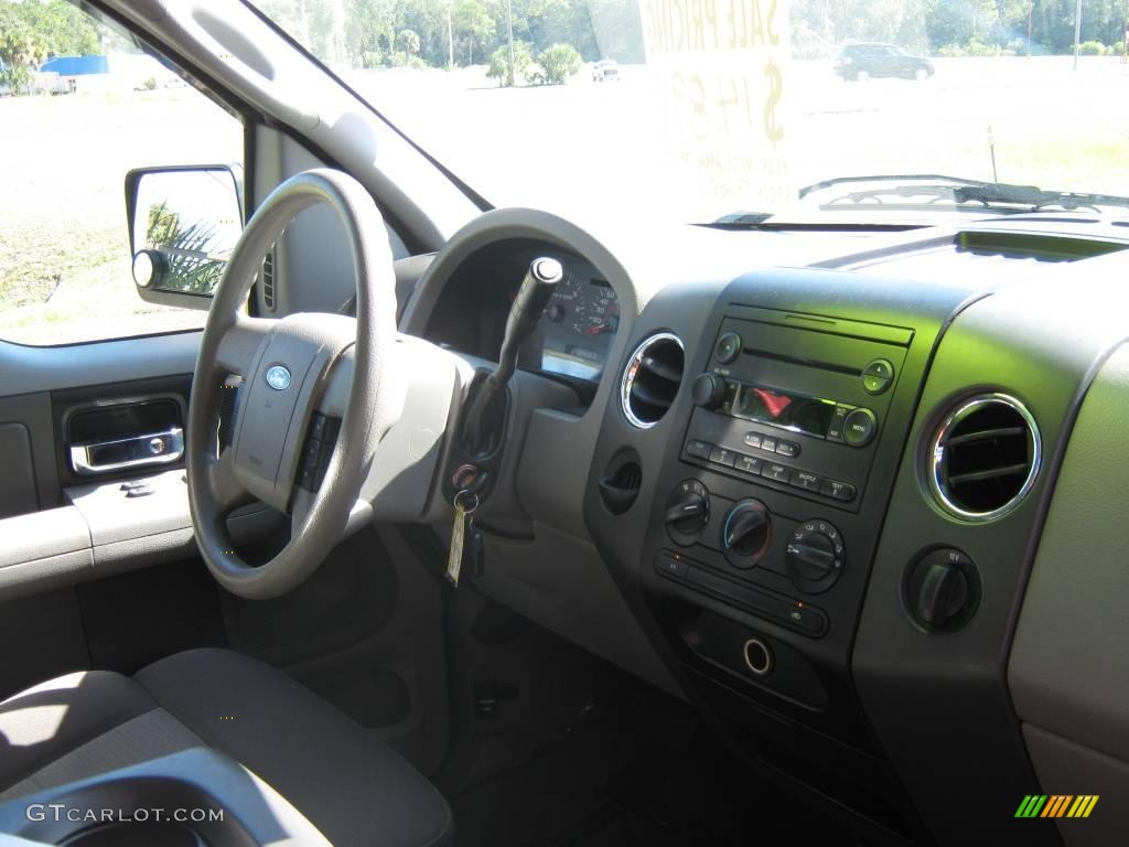 2006 F150 XLT Regular Cab - Oxford White / Medium Flint photo #18