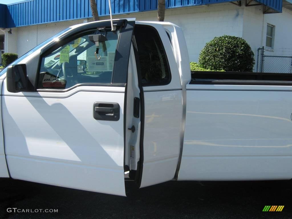 2006 F150 XLT Regular Cab - Oxford White / Medium Flint photo #22