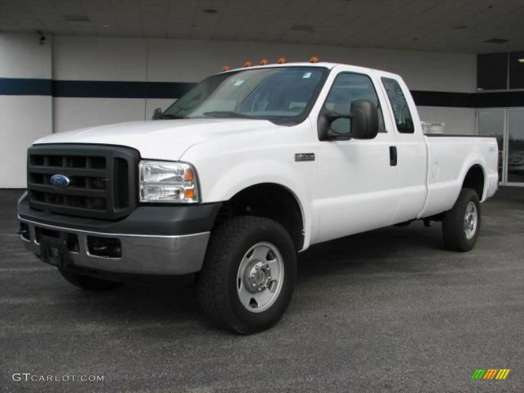 2006 F350 Super Duty XL SuperCab 4x4 - Oxford White / Medium Flint photo #1