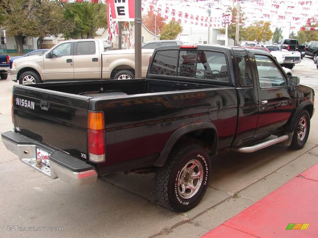 1995 Hardbody Truck XE Extended Cab 4x4 - Super Black / Gray photo #4