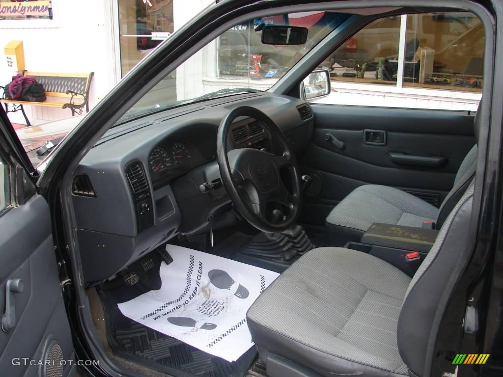 1995 Hardbody Truck XE Extended Cab 4x4 - Super Black / Gray photo #6