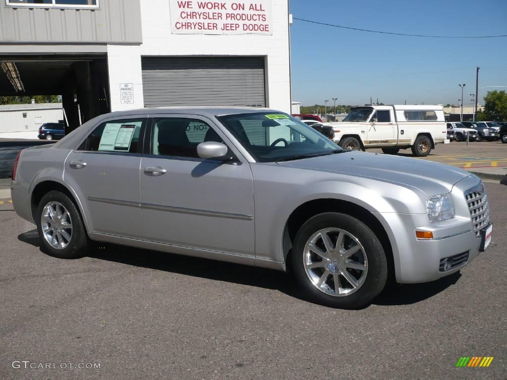 2008 300 Touring AWD - Bright Silver Metallic / Dark Slate Gray photo #3