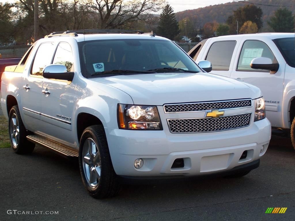 Summit White Chevrolet Avalanche