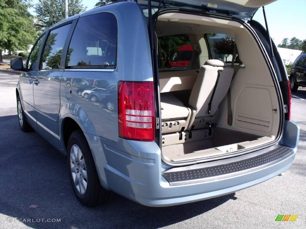 2010 Town & Country LX - Clearwater Blue Pearl / Medium Pebble Beige/Cream photo #8