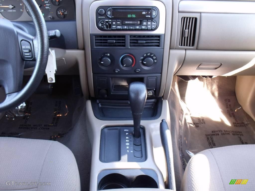 2004 Grand Cherokee Laredo - Onyx Green Pearl / Sandstone photo #22