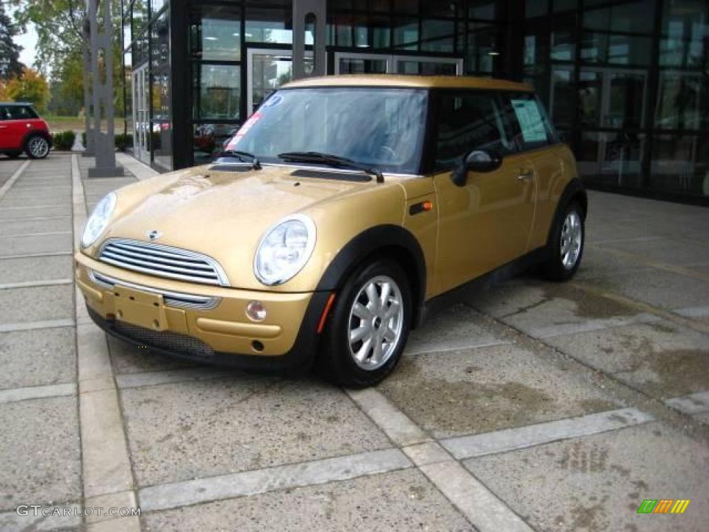 2004 Cooper Hardtop - Solid Gold Metallic / Panther Black photo #4