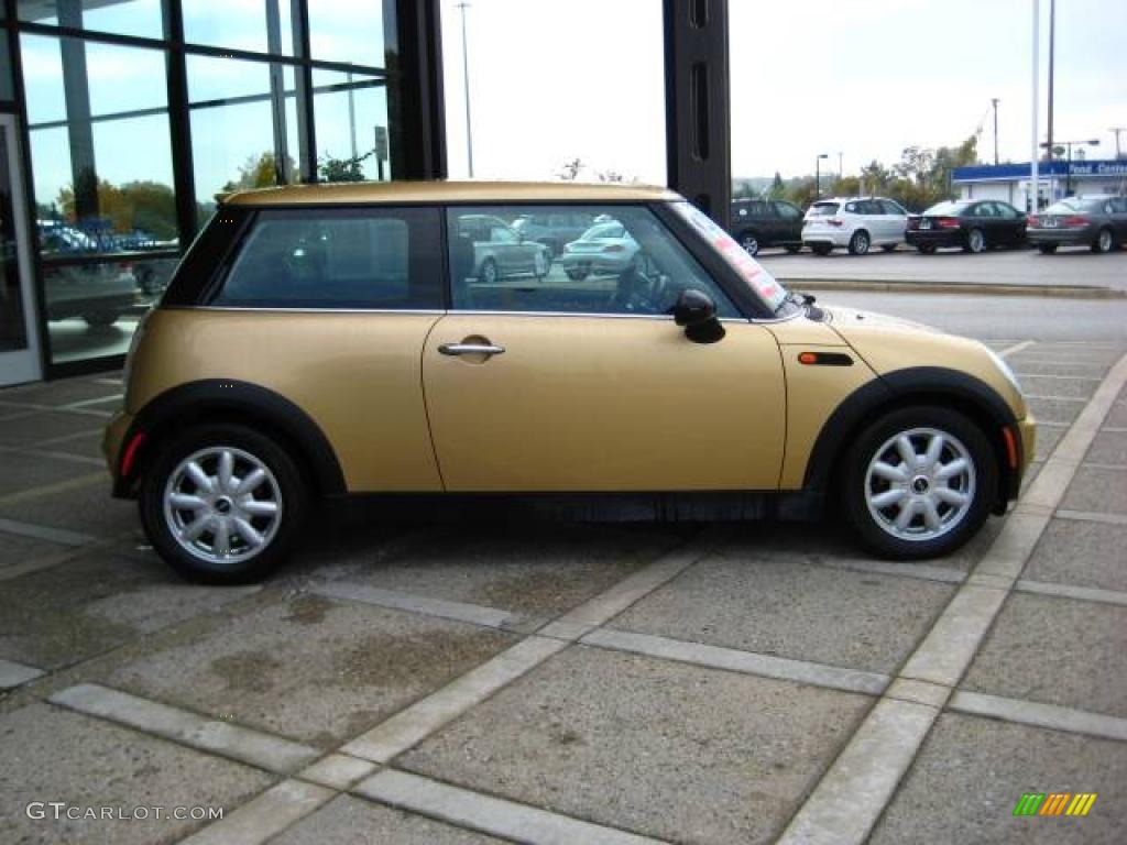 2004 Cooper Hardtop - Solid Gold Metallic / Panther Black photo #9