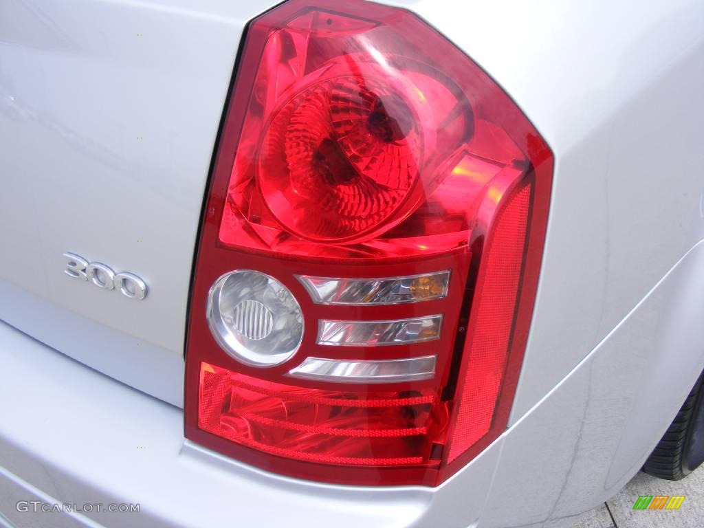 2008 300 LX - Bright Silver Metallic / Dark Slate Gray photo #19