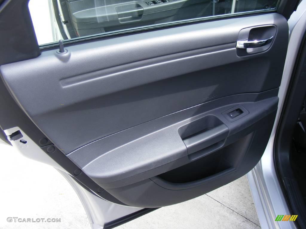 2008 300 LX - Bright Silver Metallic / Dark Slate Gray photo #30