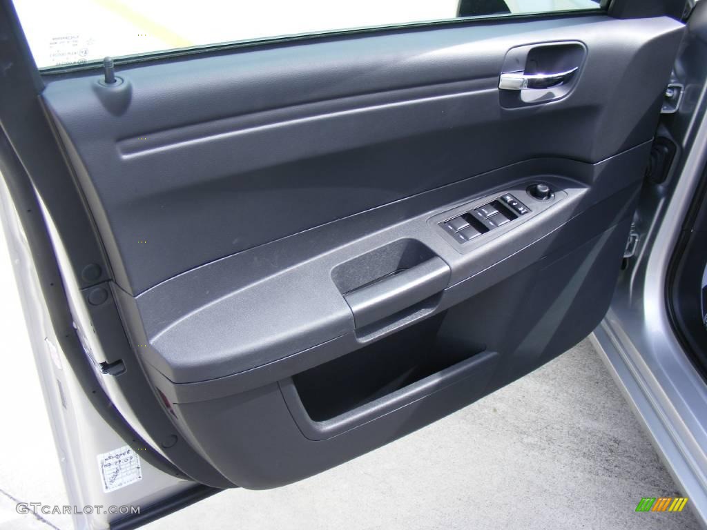 2008 300 LX - Bright Silver Metallic / Dark Slate Gray photo #32
