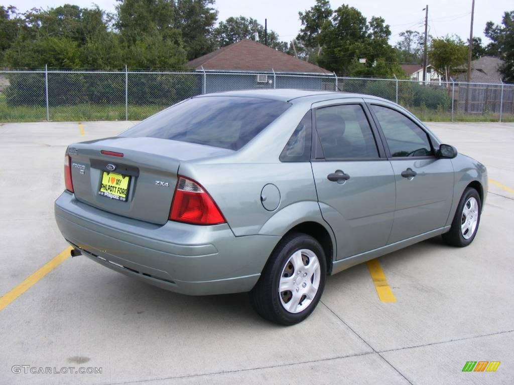 2005 Focus ZX4 SE Sedan - Light Tundra Metallic / Dark Flint/Light Flint photo #3