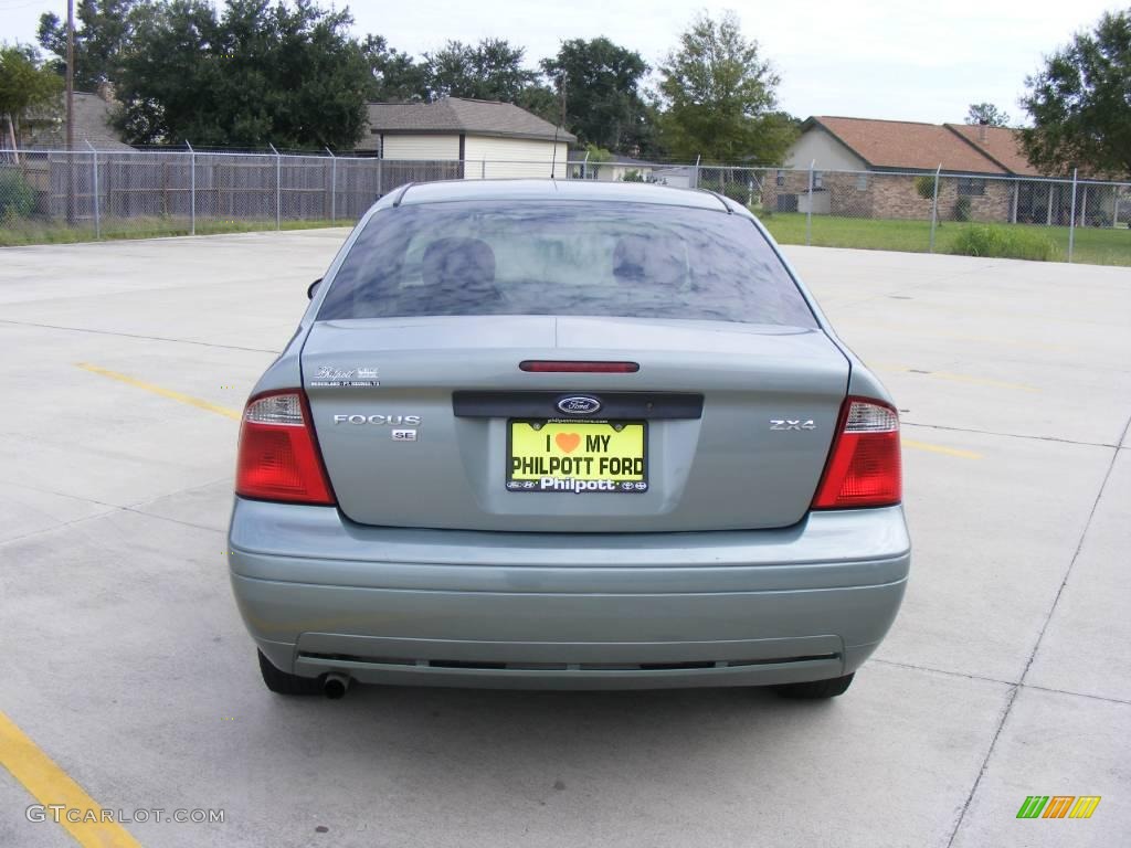 2005 Focus ZX4 SE Sedan - Light Tundra Metallic / Dark Flint/Light Flint photo #4