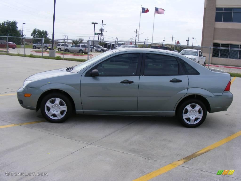 2005 Focus ZX4 SE Sedan - Light Tundra Metallic / Dark Flint/Light Flint photo #6