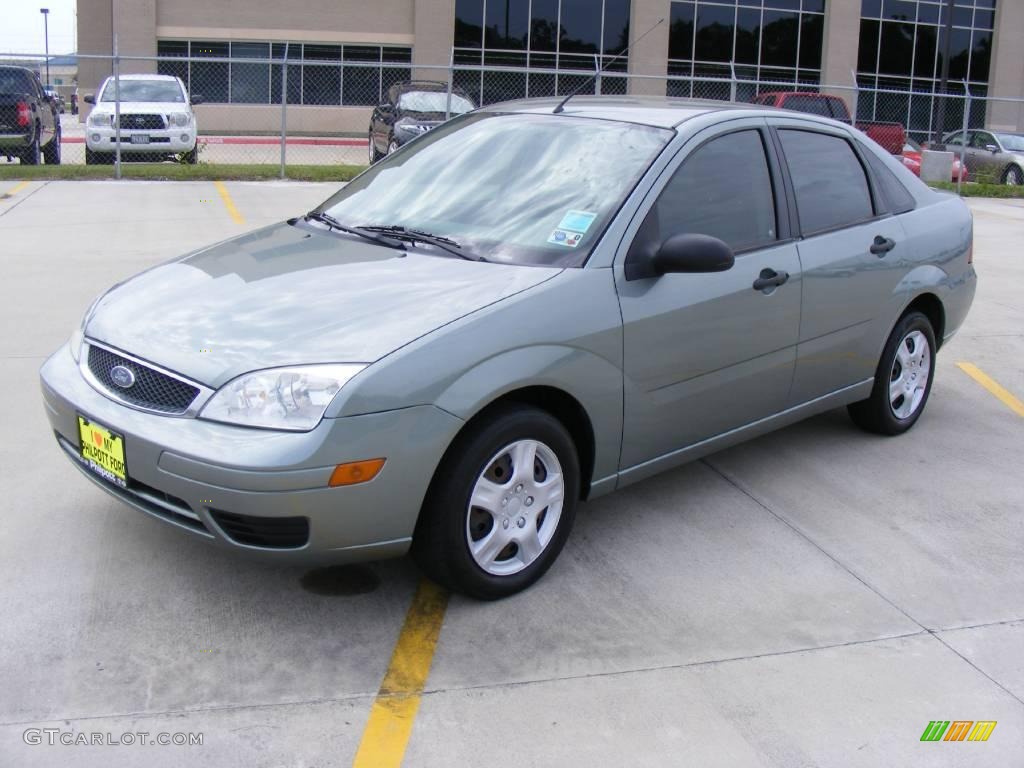 2005 Focus ZX4 SE Sedan - Light Tundra Metallic / Dark Flint/Light Flint photo #7
