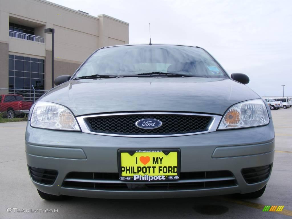 2005 Focus ZX4 SE Sedan - Light Tundra Metallic / Dark Flint/Light Flint photo #9