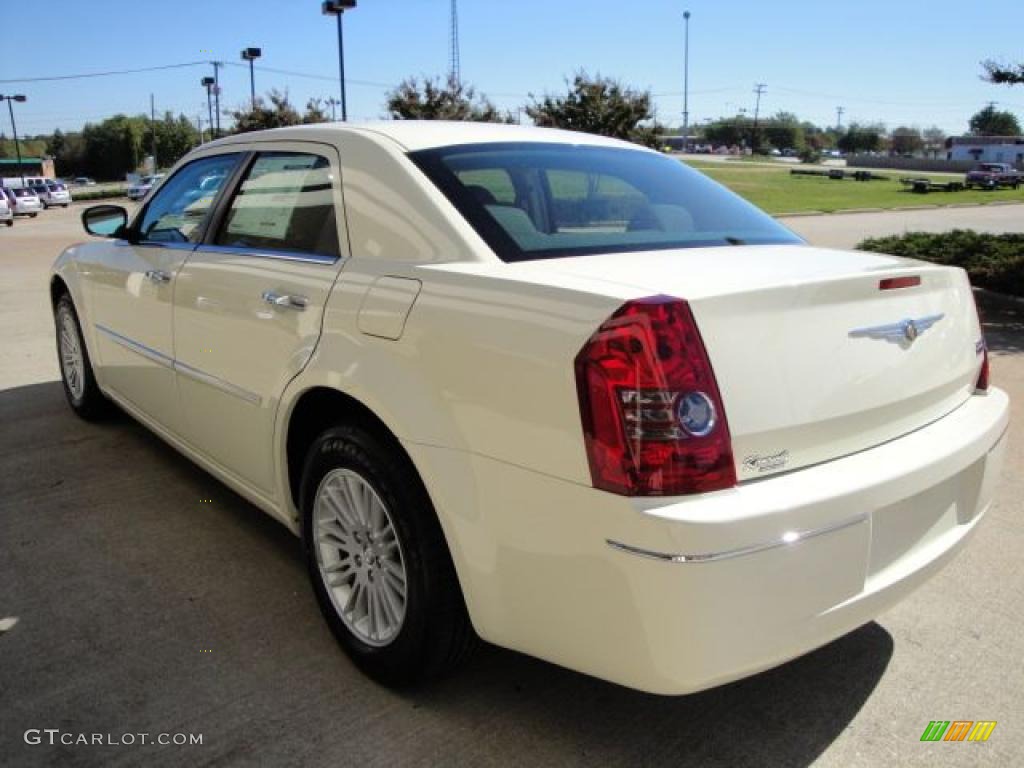 2010 300 Touring - Cool Vanilla White / Dark Slate Gray photo #5
