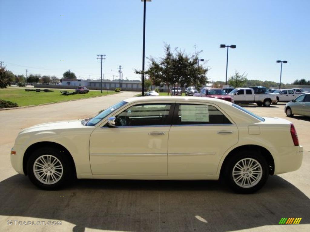 2010 300 Touring - Cool Vanilla White / Dark Slate Gray photo #6