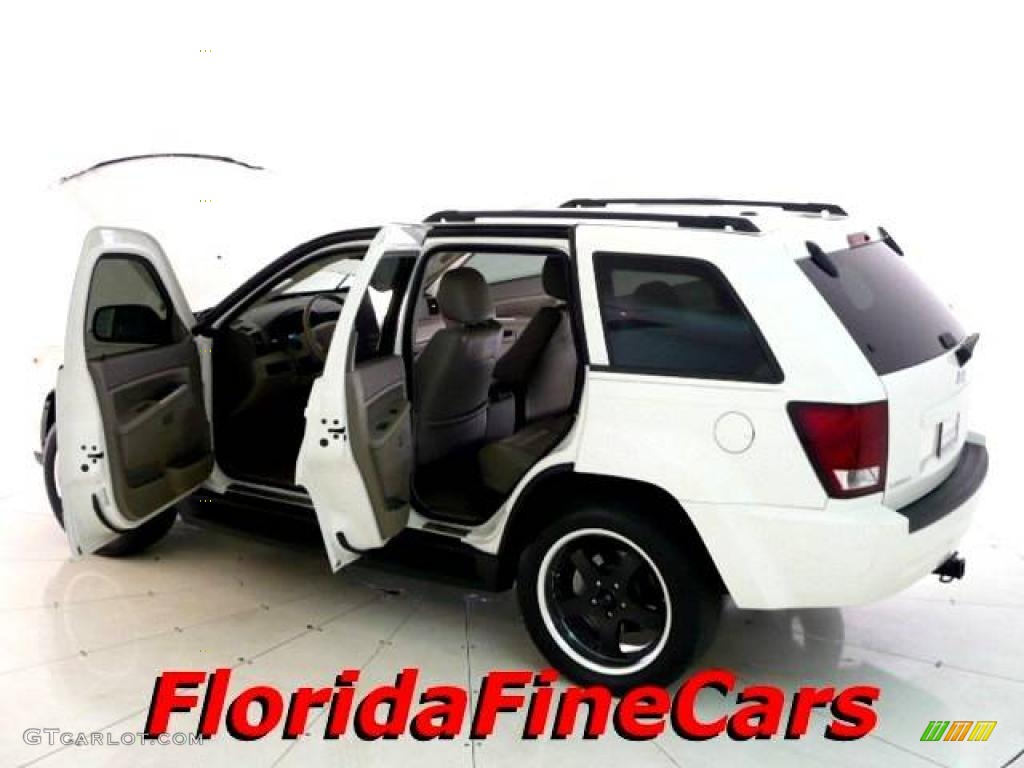 2006 Grand Cherokee Laredo - Stone White / Medium Slate Gray photo #8