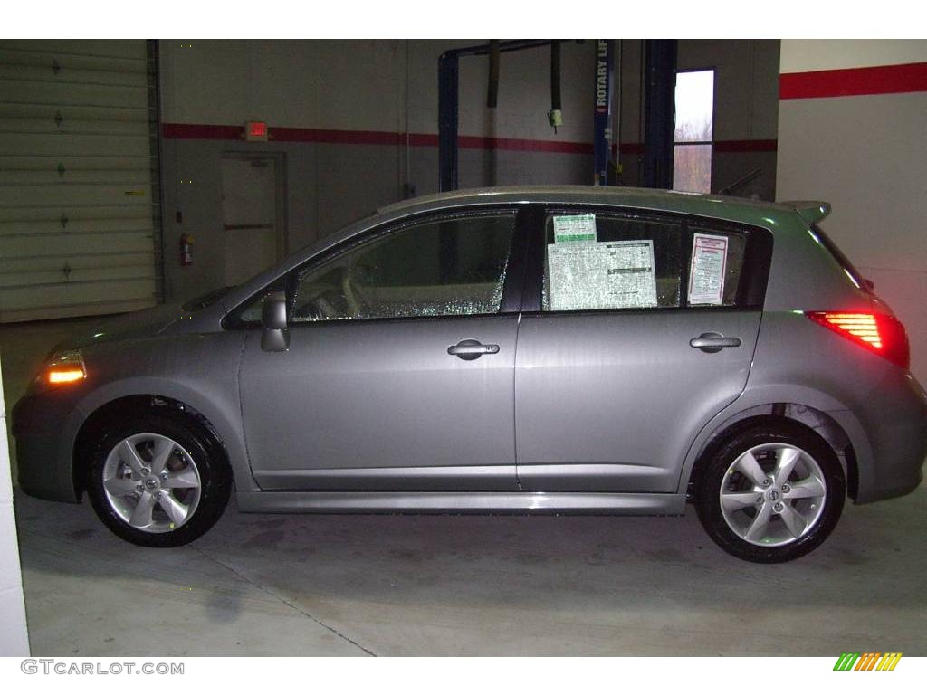 2010 Versa 1.8 SL Hatchback - Magnetic Gray Metallic / Beige photo #1