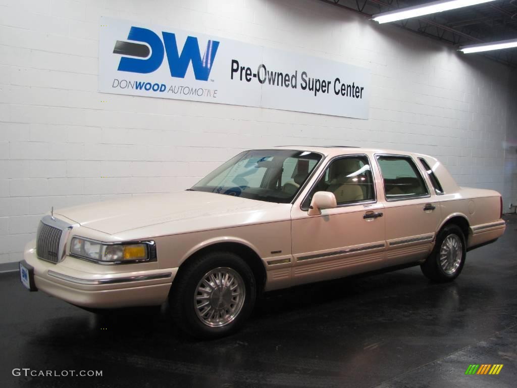 1995 Town Car Cartier - Ivory White Pearl / Tan photo #2