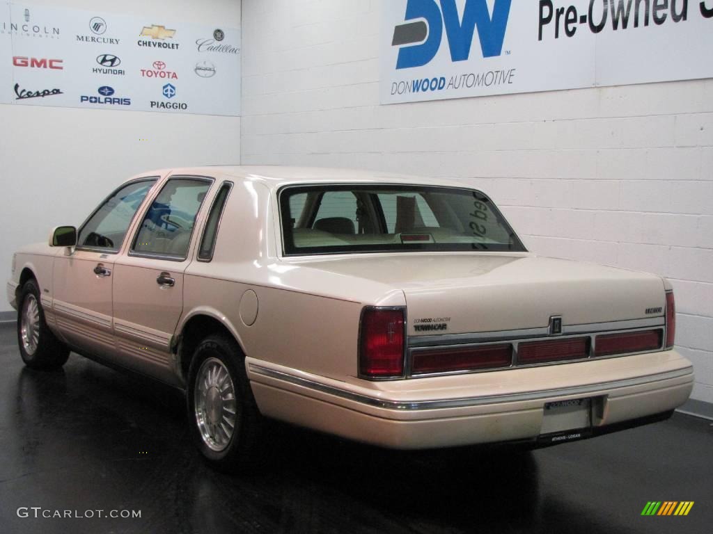 1995 Town Car Cartier - Ivory White Pearl / Tan photo #3