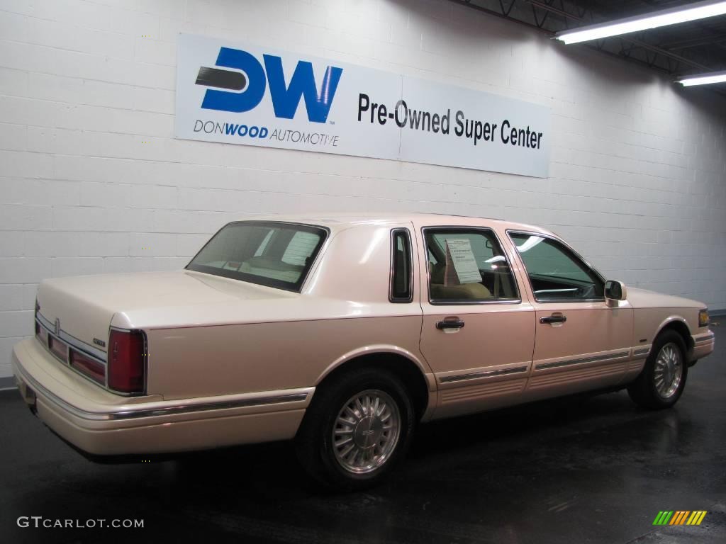 1995 Town Car Cartier - Ivory White Pearl / Tan photo #4