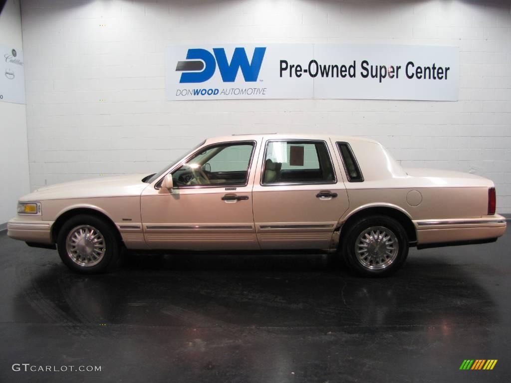 1995 Town Car Cartier - Ivory White Pearl / Tan photo #5