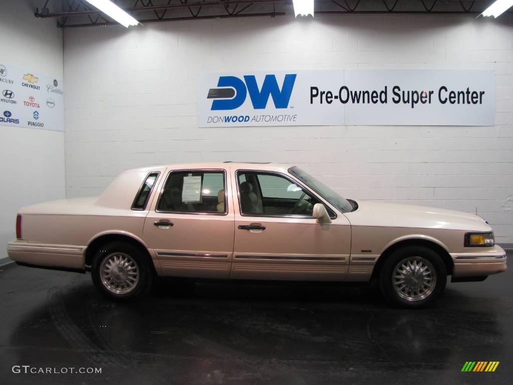 1995 Town Car Cartier - Ivory White Pearl / Tan photo #6