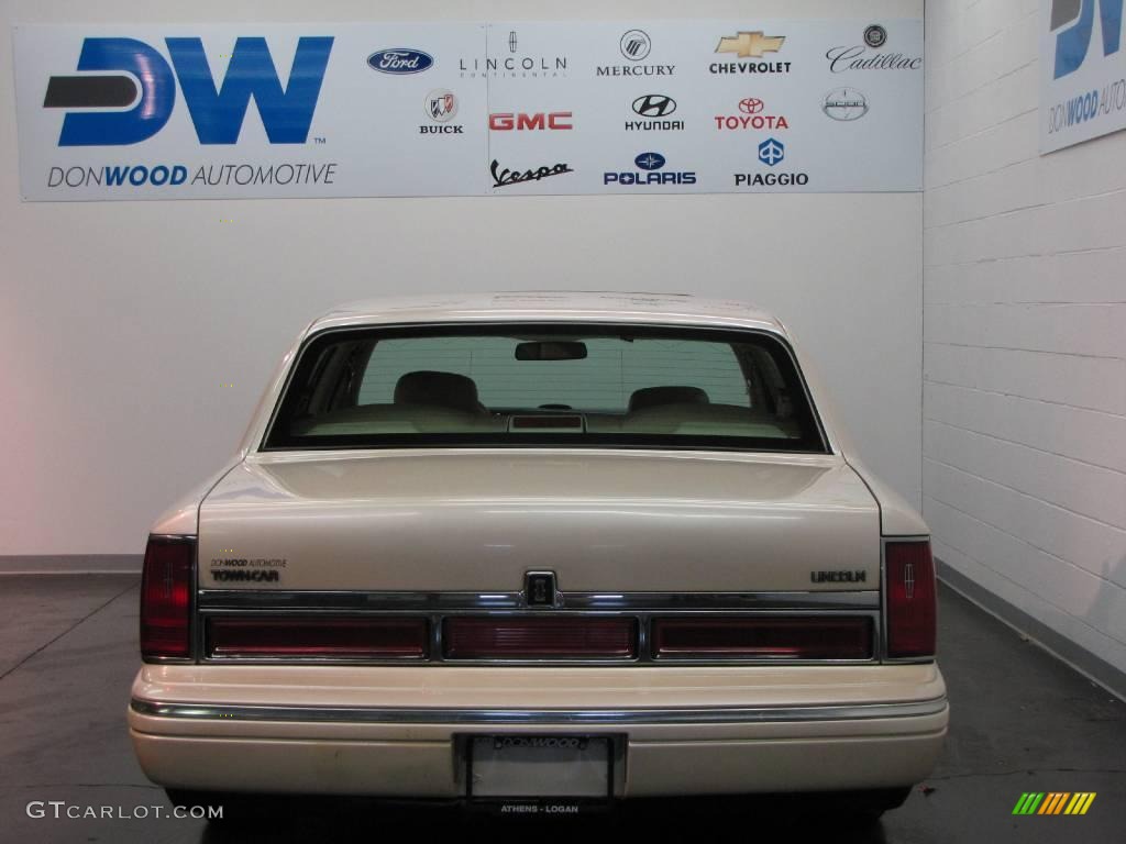 1995 Town Car Cartier - Ivory White Pearl / Tan photo #7