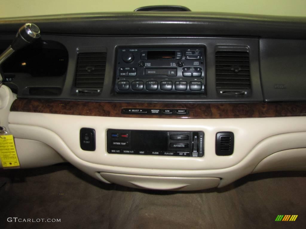 1995 Town Car Cartier - Ivory White Pearl / Tan photo #14