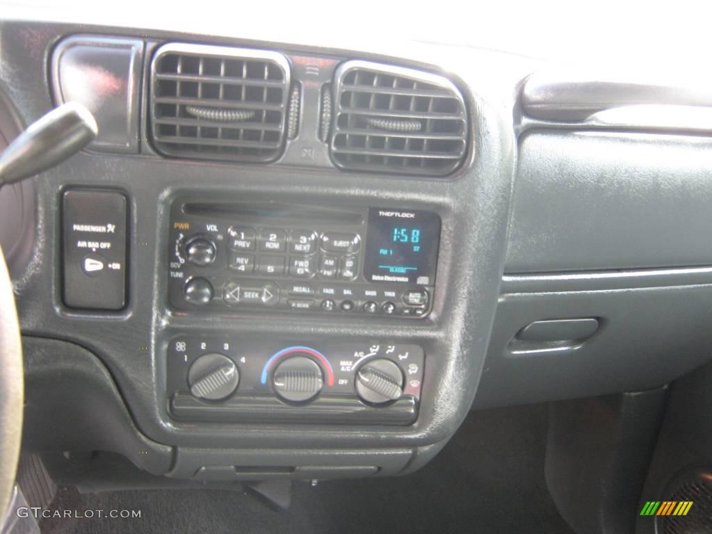 1999 S10 LS Regular Cab - Onyx Black / Graphite photo #19