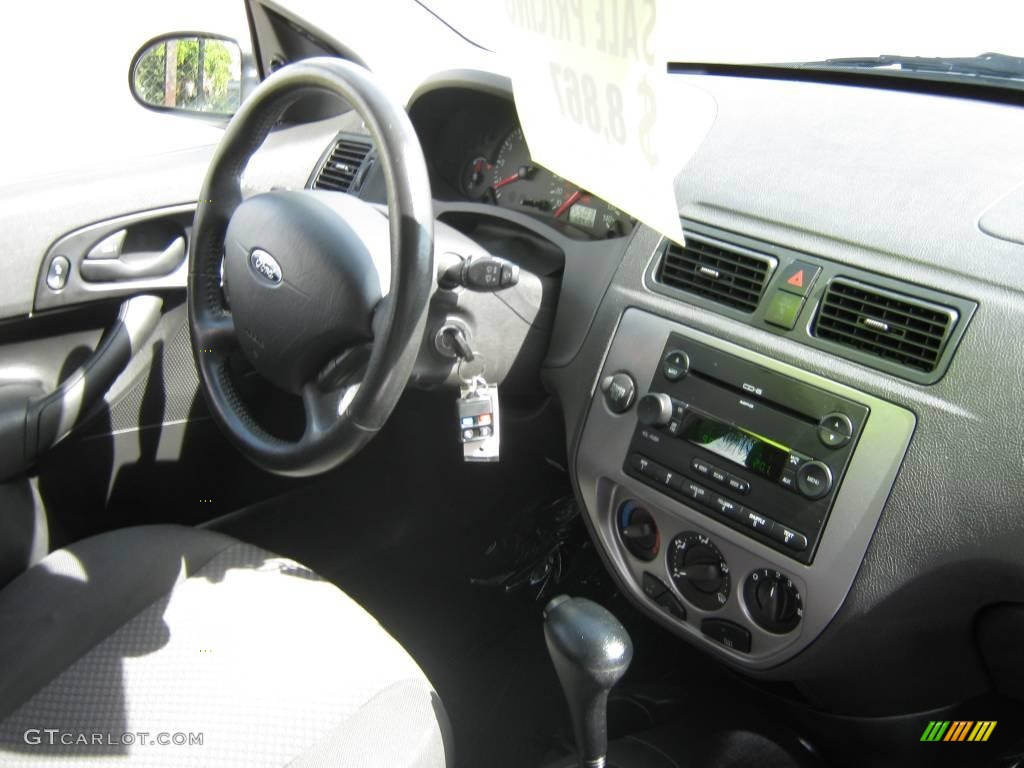 2005 Focus ZX5 SE Hatchback - Light Tundra Metallic / Charcoal/Charcoal photo #17