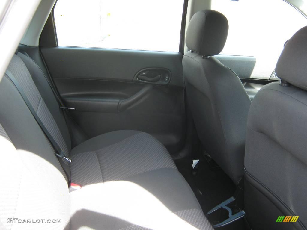 2005 Focus ZX5 SE Hatchback - Light Tundra Metallic / Charcoal/Charcoal photo #18