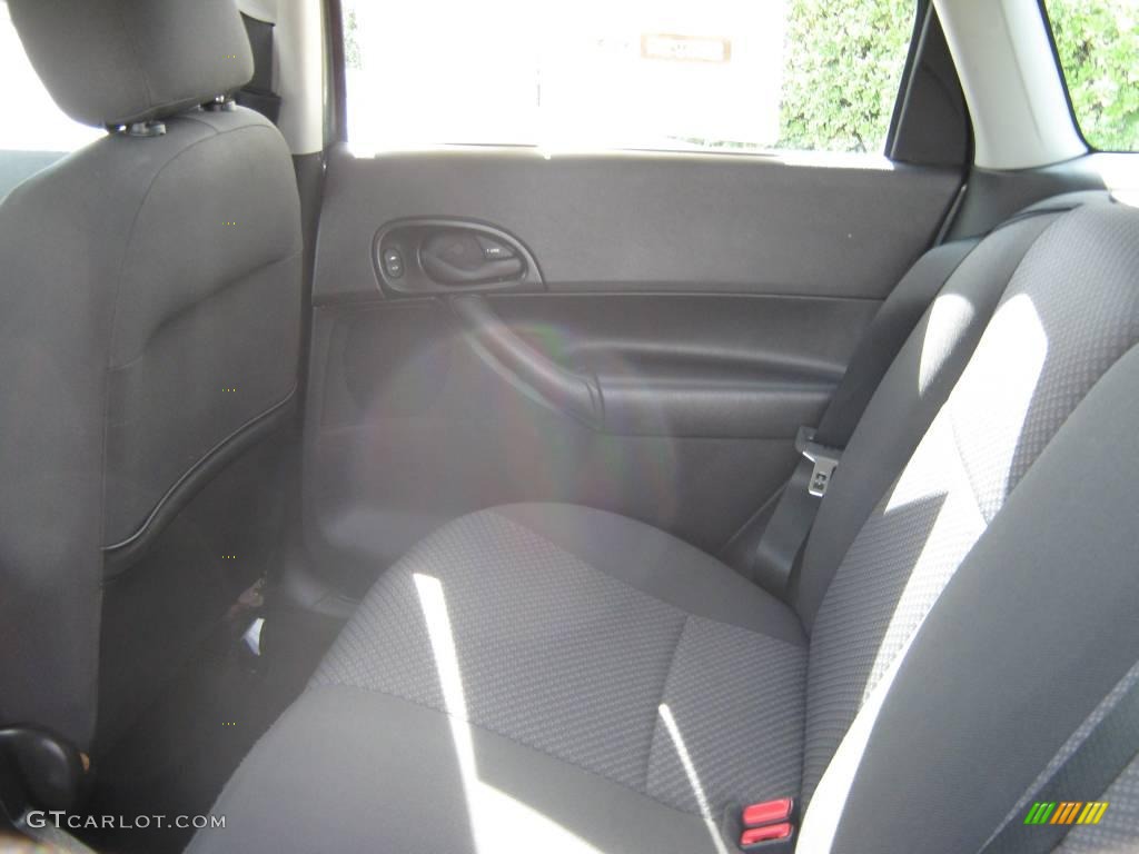 2005 Focus ZX5 SE Hatchback - Light Tundra Metallic / Charcoal/Charcoal photo #19