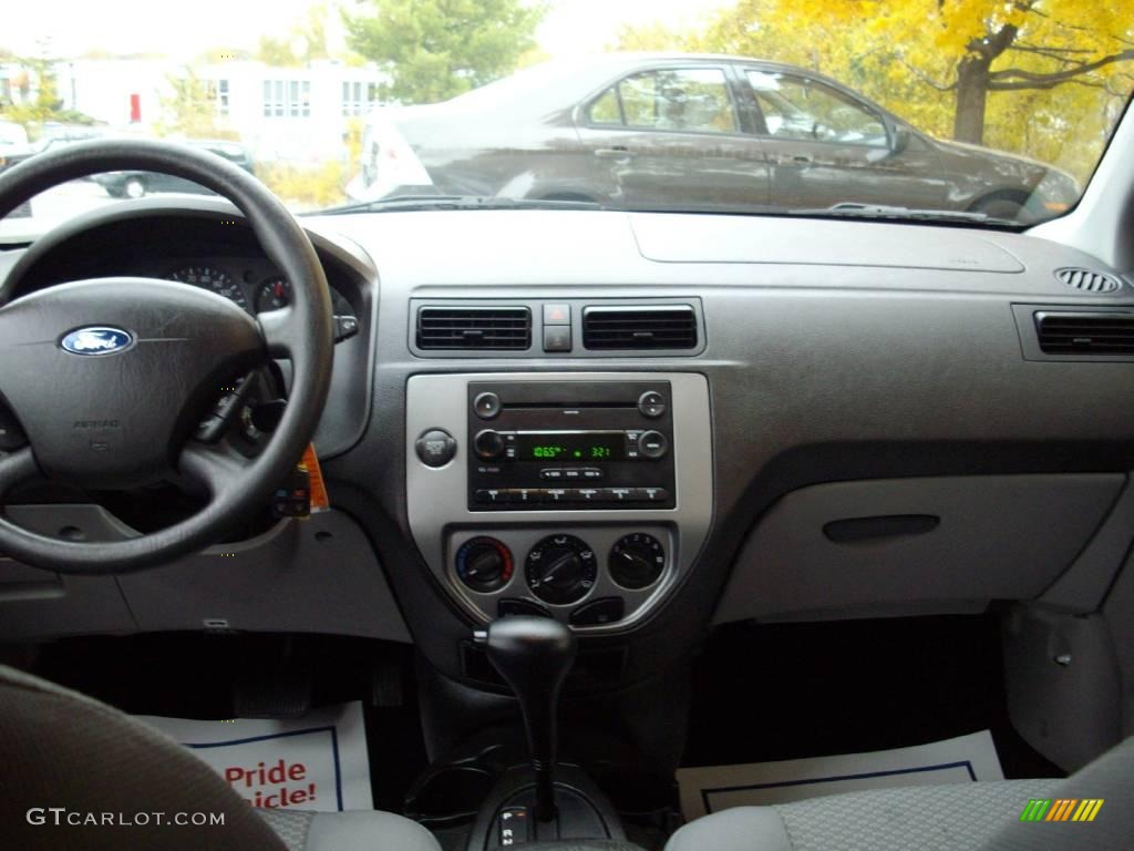2007 Focus ZX5 SE Hatchback - CD Silver Metallic / Charcoal/Light Flint photo #7