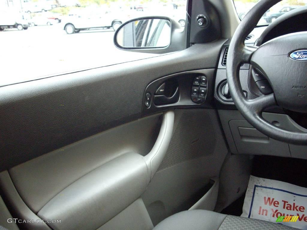 2007 Focus ZX5 SE Hatchback - CD Silver Metallic / Charcoal/Light Flint photo #10