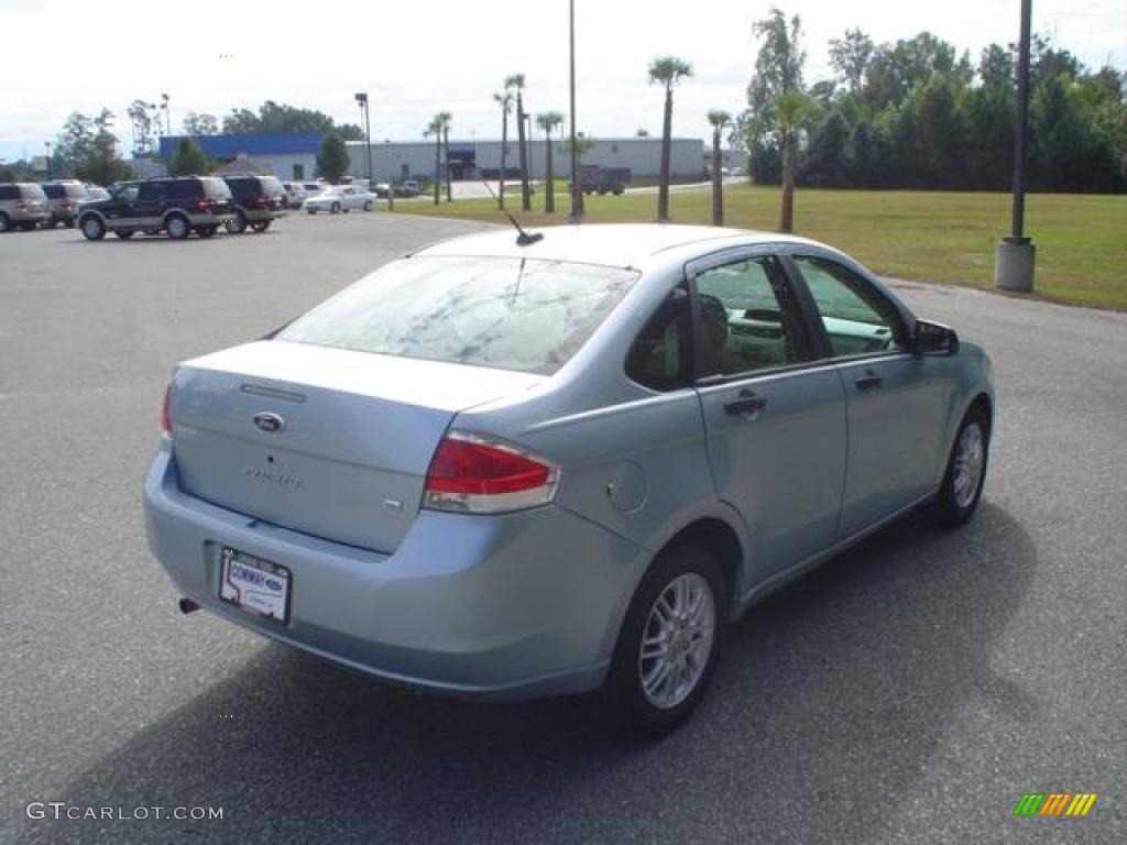 2009 Focus SE Sedan - Light Ice Blue Metallic / Medium Stone photo #5