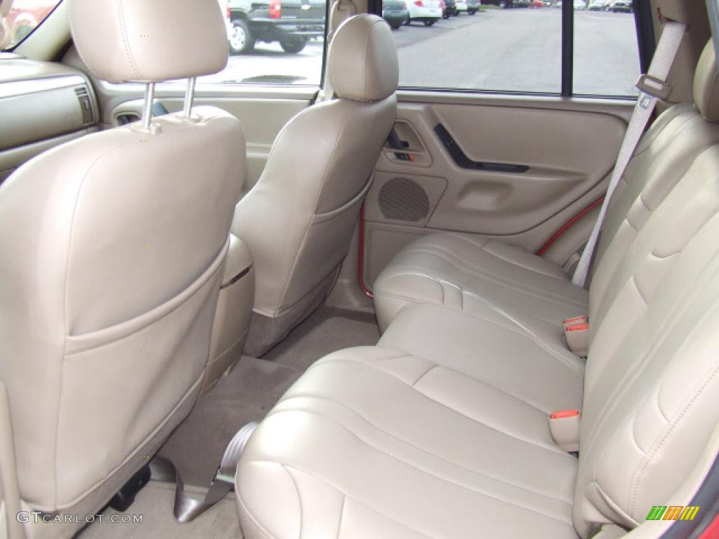 2004 Grand Cherokee Laredo - Inferno Red Pearl / Taupe photo #5
