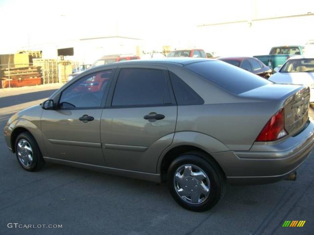 2004 Focus SE Sedan - Arizona Beige Metallic / Medium Parchment photo #1