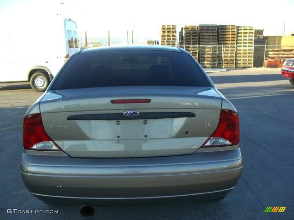 2004 Focus SE Sedan - Arizona Beige Metallic / Medium Parchment photo #5