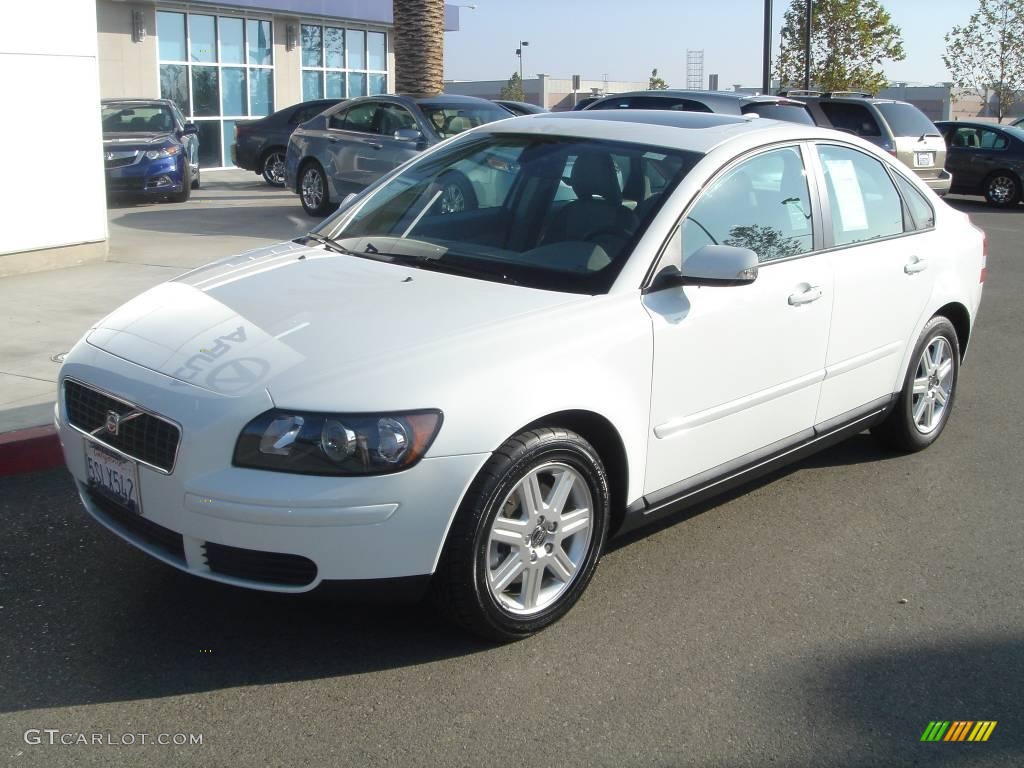 Ice White Volvo S40