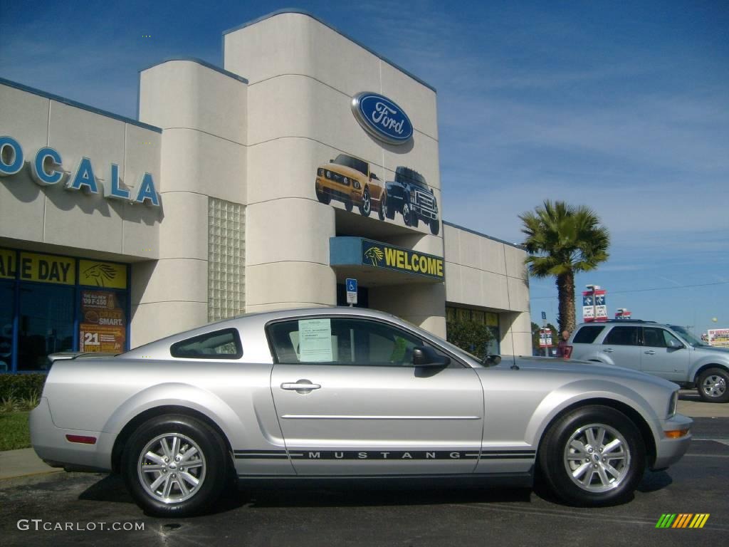 2008 Mustang V6 Deluxe Coupe - Brilliant Silver Metallic / Light Graphite photo #2