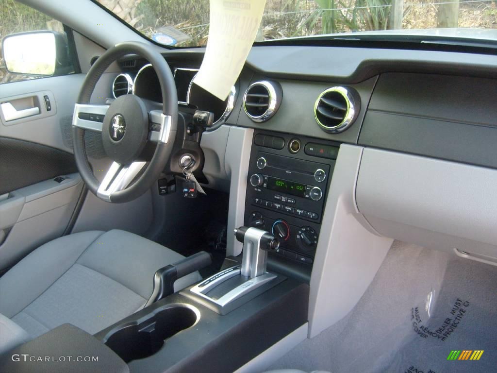 2008 Mustang V6 Deluxe Coupe - Brilliant Silver Metallic / Light Graphite photo #17