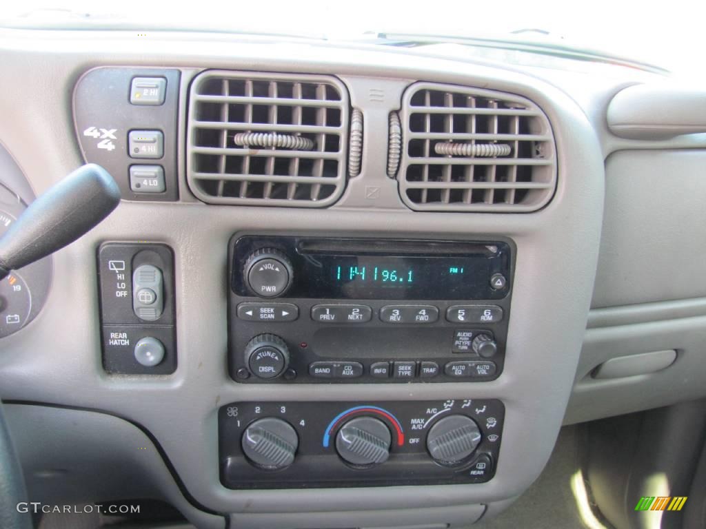 2004 Blazer LS 4x4 - Light Pewter Metallic / Medium Gray photo #10